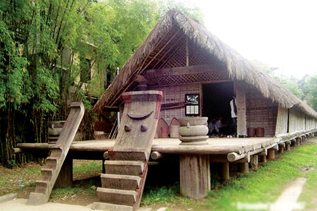 Nhà sàn truyền thống ở buôn Buôr